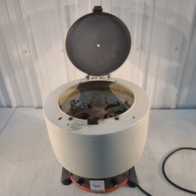 *Spins Up, RPM Gauge Doesn't Work* Damon HN/SII Centrifuge W/Rotor & 2 IEC 398 - Image 1 of 4