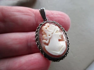 ANTIGUO COLGANTE VINTAGE DE PLATA ESTERLINA 1985 SELLOS TALLADOS CAMAFEO - Imagen 1 de 4