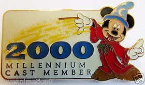 Prendedor de Mickey Mouse de brujo raro miembro del elenco del milenio de Disney WDW - Imagen 1 de 2