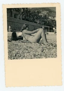PHOTO SNAPSHOT, une femme en maillot sur une plage de galet de profil - Imagen 1 de 2