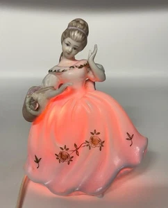 Statuina Vintage Porcellana Luce Notturna Ardalt Ragazza con Rose Giappone Funzionante - Foto 1 di 7