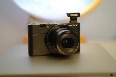 Sony Cyber-shot DSC-RX100 20,2 MP Digitalkamera - Schwarz - Geprüft - Bild 1 von 4