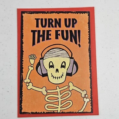 Tarjeta de Felicitación Hallmark Halloween 7"x4.75" Turn Up Blast Fun con Sobre Hecha en EE. UU. Foto 1 de 4
