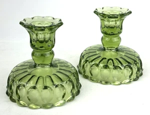 Vintage Fenton Glas Daumenabdruck Kerzenständer Paar Kolonialgrün - Bild 1 von 2