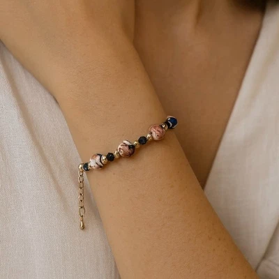 Pulsera de cuentas de porcelana con salpicaduras y piedras preciosas de espinela negra - ajustable Foto 1 de 4