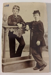 1889 Fotografia stabilimento Ugo Scarponi Macerata Ragazzi in divisa 13,5 X 9 cm - Foto 1 di 12