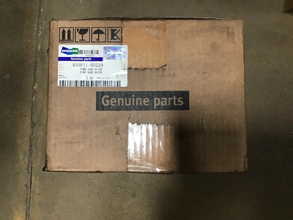NEW SEALED DOOSAN DAEWOO WATER PUMP 400921-00229  - Image 1 of 1