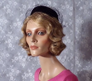 Vintage 60er schwarz Samt Pillendose Hut Schleier & Fell 60s Classic Retro Cocktail - Bild 1 von 7