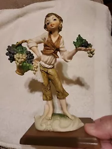 Vntg Statuetta Capodimonte Italiana? Fontanini? "Cesto frutta raccolta uva ragazzo 7"" - Foto 1 di 8