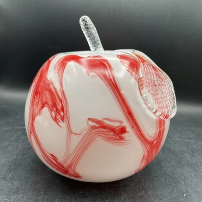 Vidrio artístico grande manzana 6" de alto blanco y rojo con tallo y hoja transparentes Foto 1 de 4
