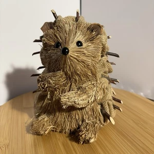 Estatuilla de arpillera de paja ramita natural de erizo hecha a mano animal puercoespín marrón - Imagen 1 de 9