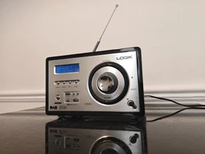 Logik LOG3006DBE DAB/FM Radio Digital Reloj Despertador - Reproducción MP3, USB/AUX Retro - Imagen 1 de 5