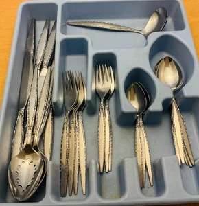 Oneida Community Stainless 30 pc Set in the “Venetia” pattern - Picture 1 of 9