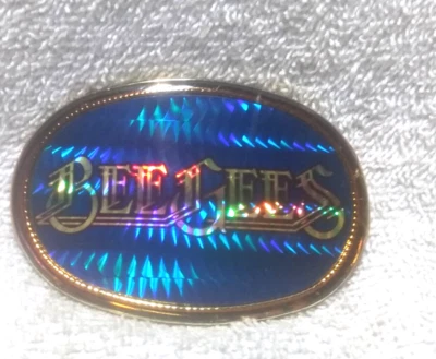 Bee Gees Hebilla de Cinturón Pacific 1977 Prizm Azul Dorado Ovalado Como Nuevo Raro Encontrar Foto 1 de 4