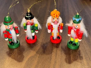 4er Set Mini Nussknacker Ornamente aus Holz - Weihnachtsdeko im Vintage Stil 37 - Bild 1 von 7