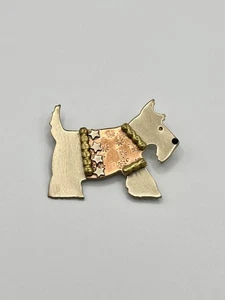 Spilla cane scozzese tono argento vintage con maglione rame e accenti stella - Foto 1 di 4