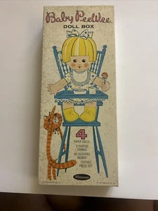 Caja de muñecas Whitman Baby PeeWee 1968 vintage 4 muñecas de papel ropa y soportes - Imagen 1 de 2