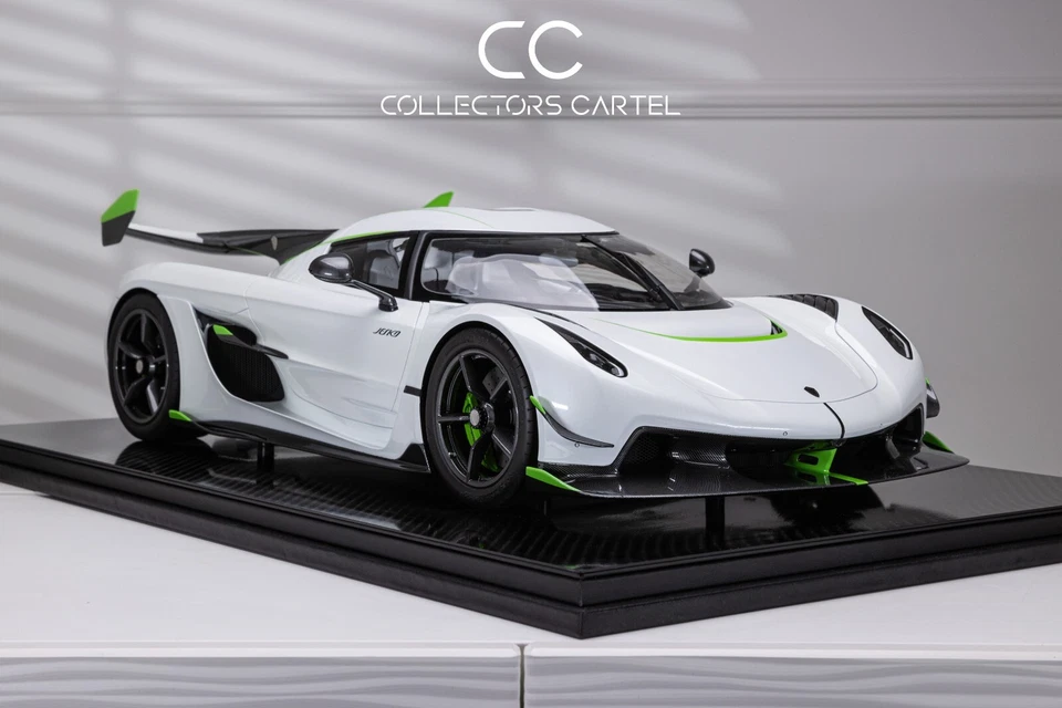 Koenigsegg Jesko (bianco con accenti verde fluo) [FrontiArt] scala 1:8 - Immagine 1 di 3