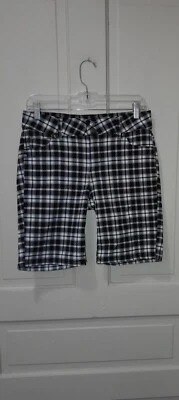 En muy buena condición Sabrina New York talla 12 tiro medio blanco y negro cuadros 76 % rayón 21 % nailon... Foto 1 de 4