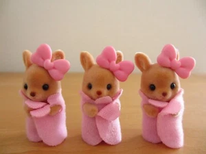 TRIPLETTE Calico Critters Sylvanian Families Piccoli Bambini Canguro RARO Limitato - Foto 1 di 9