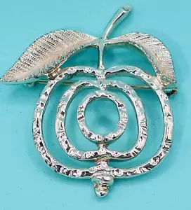 Vintage 1972 Sarah Coventry Light Gold Tone Saucy Open Design Apple Pin Brooch - Picture 1 of 6