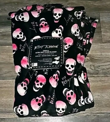 Betsey Johnson Ultra Soft Plush Blanket Twin  Skull Print 💀 🤍 - Image 1 of 4