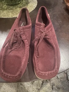 Gebrauchte Clarks Originals Wallabees in burgunderrotem Wildleder Größe 8 - Bild 1 von 10