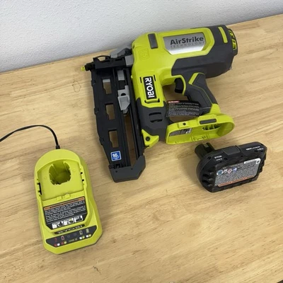 Kit de clavadora con acabado calibre 16 Ryobi P326KN 18V ONE+ - negra/verde Foto 1 de 4