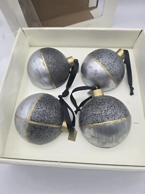 4 adornos Magnolia Hearth & Hand plateados/pólvora tapa dorada Navidad Foto 1 de 4