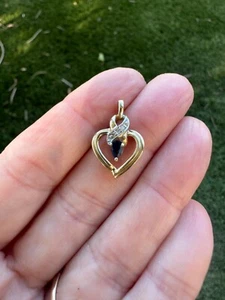 Precioso y delicado colgante de corazón de diamantes y zafiro de oro amarillo de 10k Estate 1,5 g LEER - Imagen 1 de 9