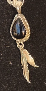 Letrero colgante navajo vintage de plata de ley con plumas colgantes de ónix negro J L - Imagen 1 de 2