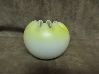 Jarrón victoriano de vidrio artístico Bristol con borde con volantes amarillo/blanco rosa soplado a mano Foto 1 de 4