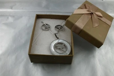 Edelstahl Perlmutt Schmuckset Kette und Ohrstecker Motiv Libelle in Schatulle - Bild 1 von 2