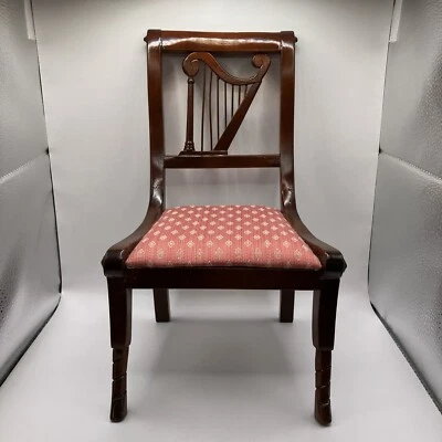 Silla Kingsgate the Dollcrafter Estilo Victoriano 12 3/4 in. Asiento acolchado alto Foto 1 de 4