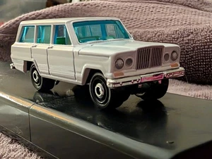 UNA SPLENDIDA JEEP WAGONEER CLASSICA 1964 CON GANCIO E FINESTRINI OSCURATI MB NOC 1:64 - Foto 1 di 24