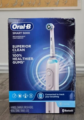 Cepillo de dientes eléctrico recargable Oral-B Smart 5000 blanco con estuche de viaje Foto 1 de 4