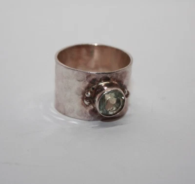 Anillo banda martillado de plata esterlina de diseñador con acento de topacio talla: 7,75 [115GRA] Foto 1 de 4