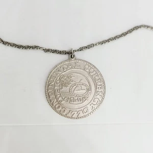 Collana Moneta Continentale 1776 Congresso Americano Moneta Vintage Silvertone  - Foto 1 di 4