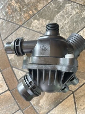 2007-2011 宝马 328i 原始设备制造商散热 — 第 1/4 张图片