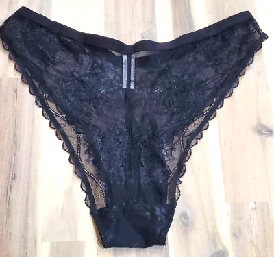 Bragas descaradas de encaje sin cuerdas B.temptd by Wacoal en negro talla grande Foto 1 de 4