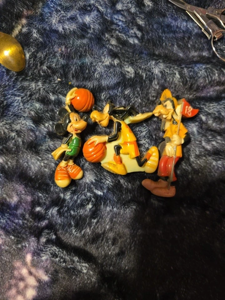 Magnetismo raro de Mickey Mouse e Pateta jogando basquete e golfe - Imagem 1 de 4