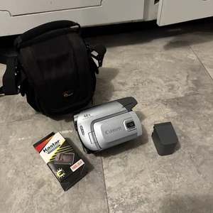 ๐น Canon ZR930 MiniDV Camcorder โ Fully Working w/ Accessories - Picture 1 of 12