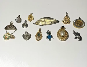 Lote de 12 colgantes y dijes vintage de bisutería - Imagen 1 de 3