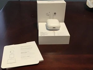 Apple AirPods 2ème génération avec étui de charge blanc A2032 A2031 A1602 - Photo 1 sur 1