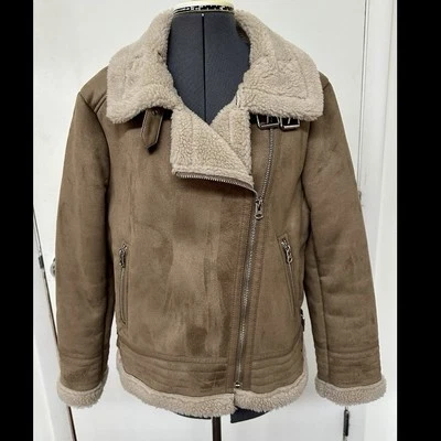NUEVA CHAQUETA DE MOTO DE GAMUZA SINTÉTICA TOSTADA ZARA FORRADA DE OVEJA CREMALLERAS HEBILLAS XL Foto 1 de 4