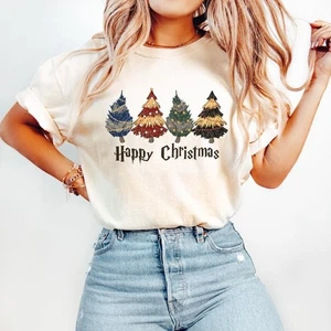 Camisa Árbol de Navidad Casas del Mago, Acogedora Sudadera Mágica de Vacaciones, Camiseta Única - Imagen 1 de 6