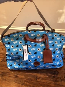 Neu mit Etikett Dooney & Bourke NFL Carolina Panthers Weekender Seesack neu 398,00 $ SELTEN! - Bild 1 von 12