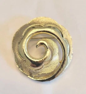 1960s  Brushed Goldtone Swirl Circle Pin Brooch 2 Inches 60s Twist Coil Shape - Picture 1 of 6