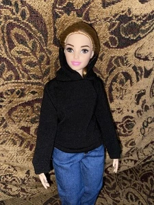Puppenkleidung schwarzer Hoodie passt Regular & Curvy Barbie - Bild 1 von 4