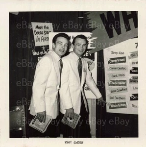 The Wilburn Brothers VINTAGE Candid foto unica nel suo genere 3,5x3,5 1958 - Foto 1 di 2